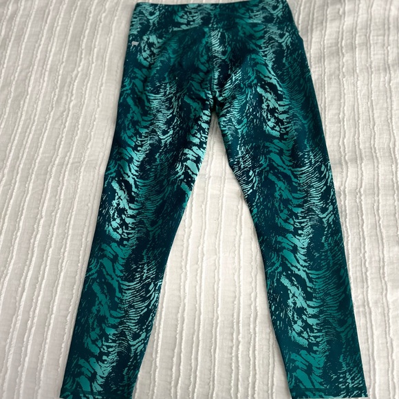 FREE FANNY PACK/ “NEW” POWERHOLD BY FABLETICS CAPRIS - Picture 3 of 6